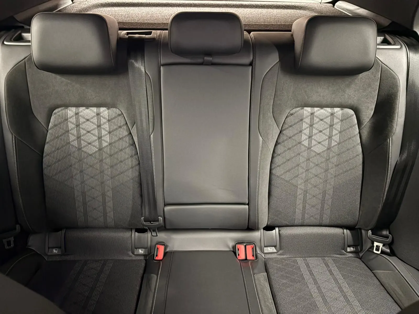 Vue intérieure des sièges arrière en tissu noir avec motifs géométriques de la Volkswagen Golf 2025 Gris Dauphin.