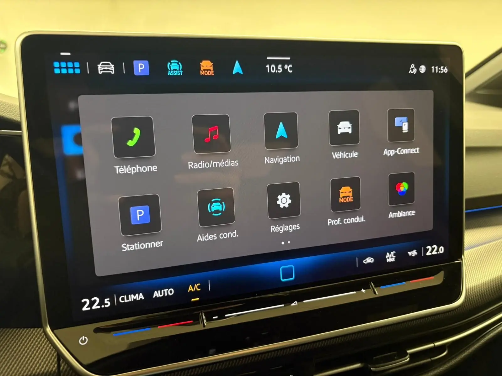 Écran tactile central de la Volkswagen Golf 1.5 eTSI 150 DSG7 R-Line Edition affichant les options de navigation et assistance.