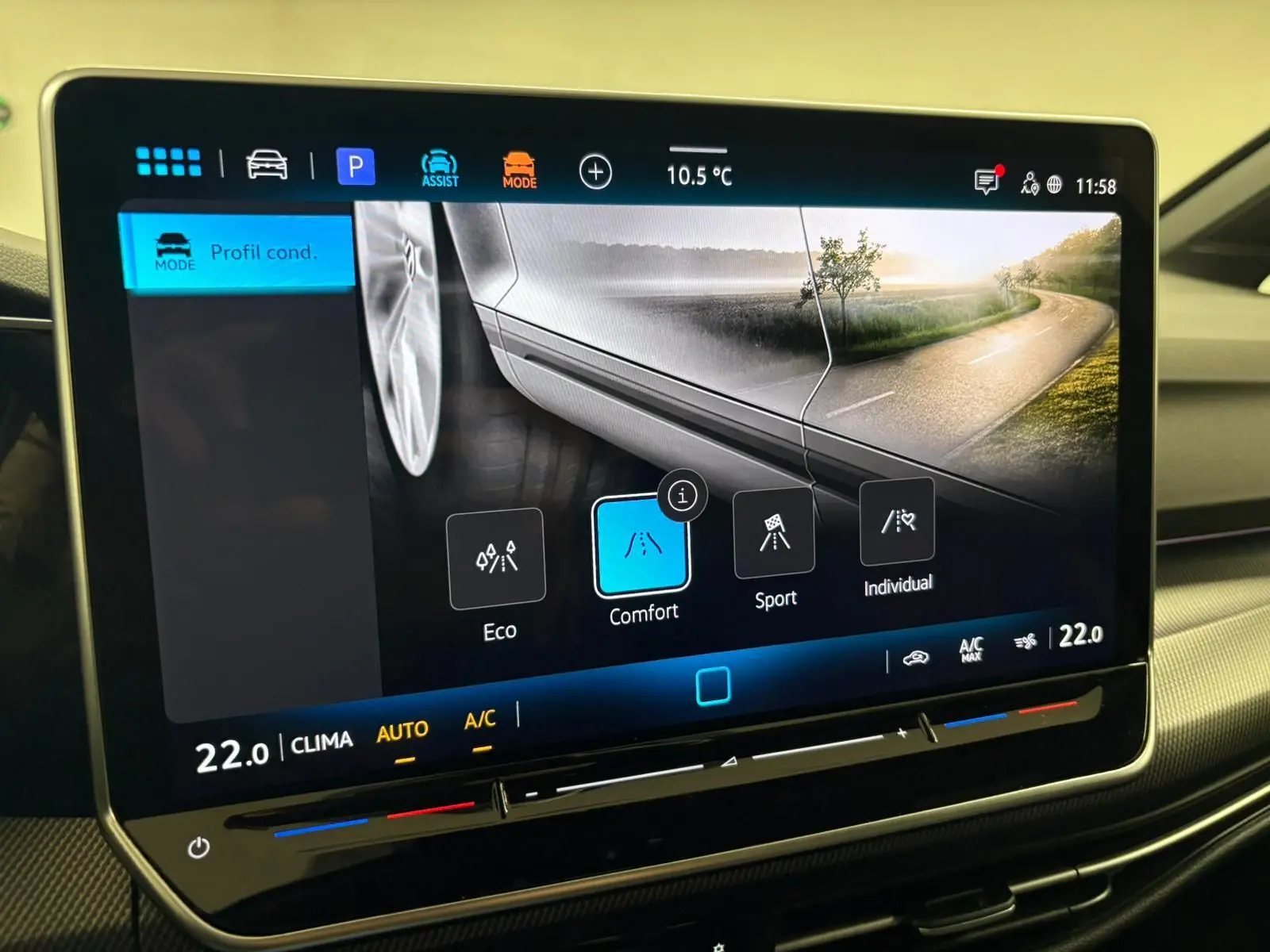 Écran tactile intérieur de la Volkswagen Golf 2025 montrant les modes de conduite avec interface moderne et température à 22°C.