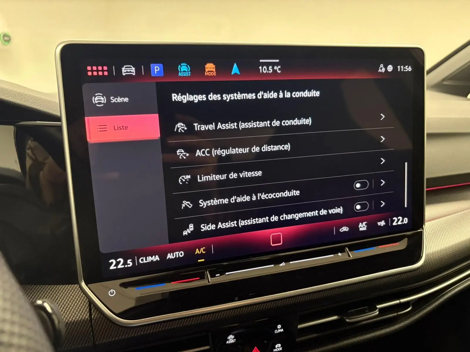 Écran tactile central affichant les réglages d’aide à la conduite dans l’habitacle d’une Volkswagen Golf gris dauphin.