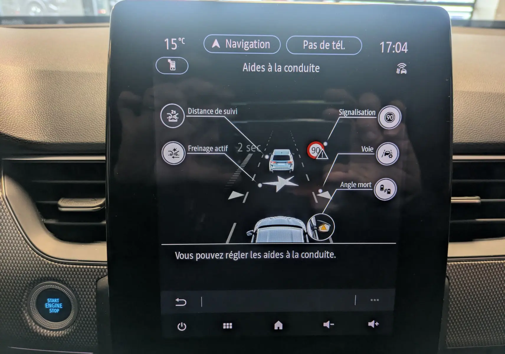 Écran tactile intérieur de la Renault Arkana 2023 affichant les aides à la conduite avec interface claire et moderne.
