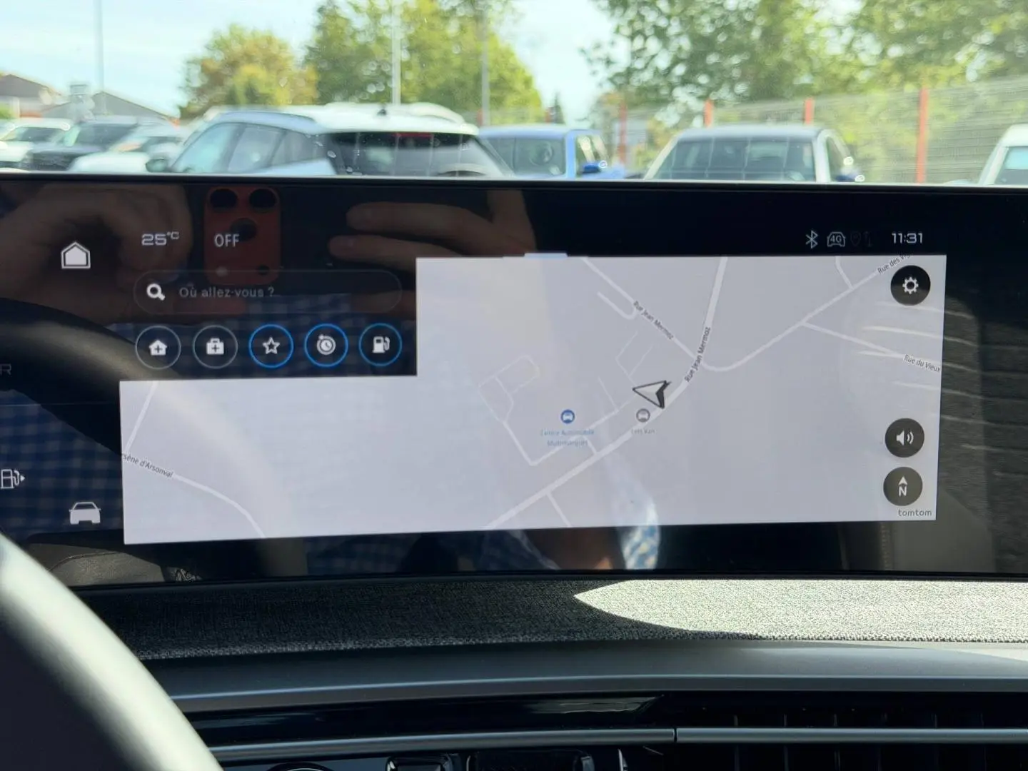 Écran tactile intérieur du Peugeot 3008 noir, affichant la navigation GPS avec reflet du volant et extérieur flou.