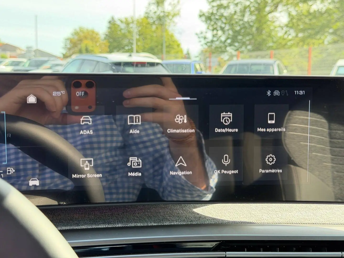 Écran tactile central du Peugeot 3008 noir Perla Nera, affichant les options de navigation et climatisation.
