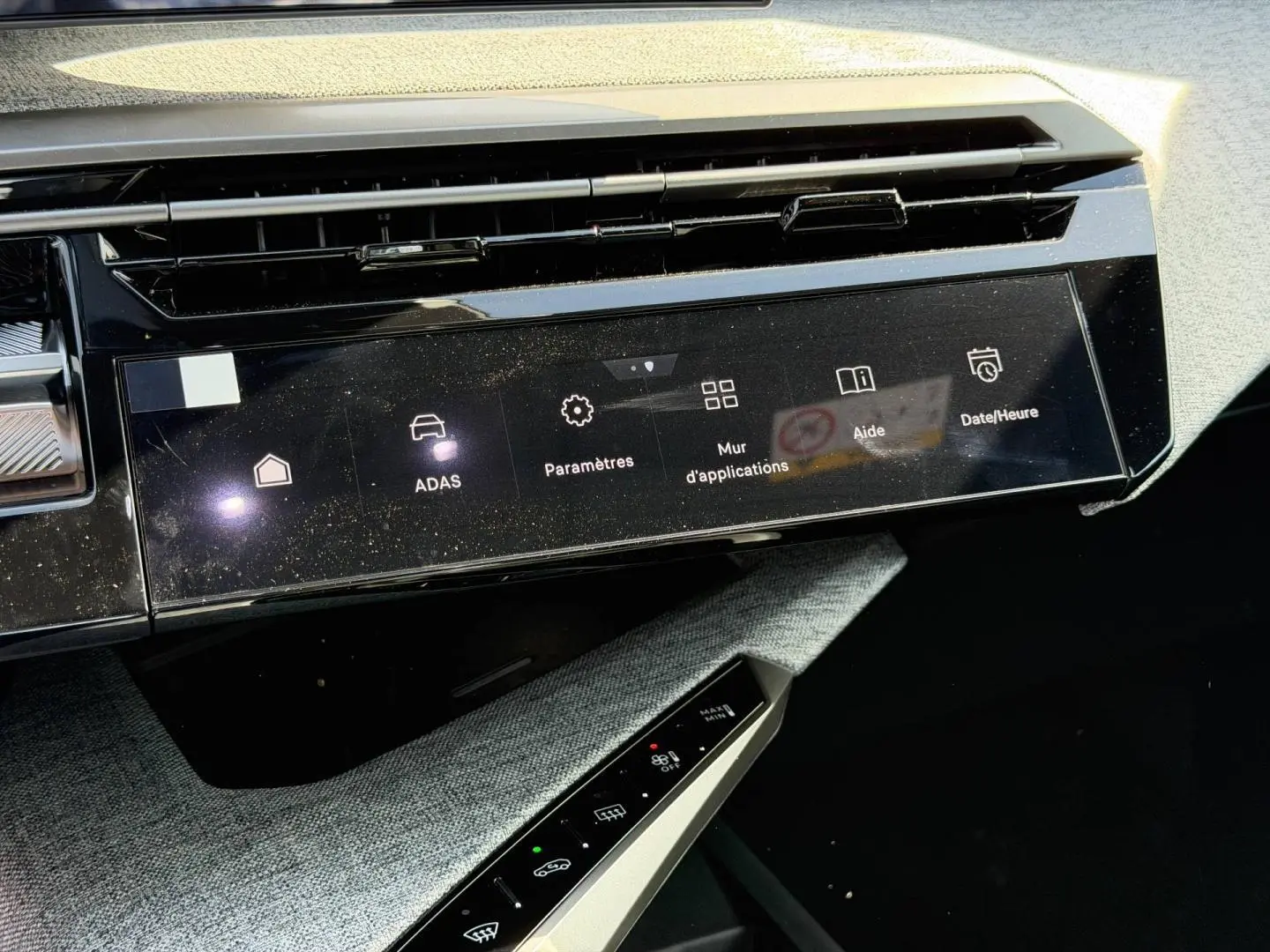 Vue rapprochée de la console centrale du Peugeot 3008 2026, écran tactile noir avec commandes digitales.