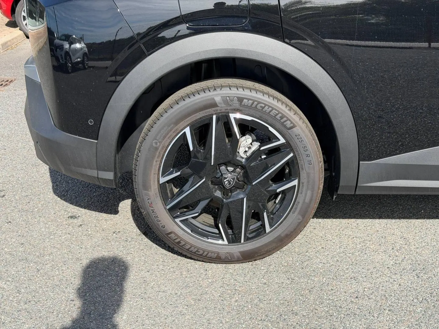 Gros plan sur la roue arrière gauche noire Perla Nera du Peugeot 3008 avec jante alu noire et détails chromés.