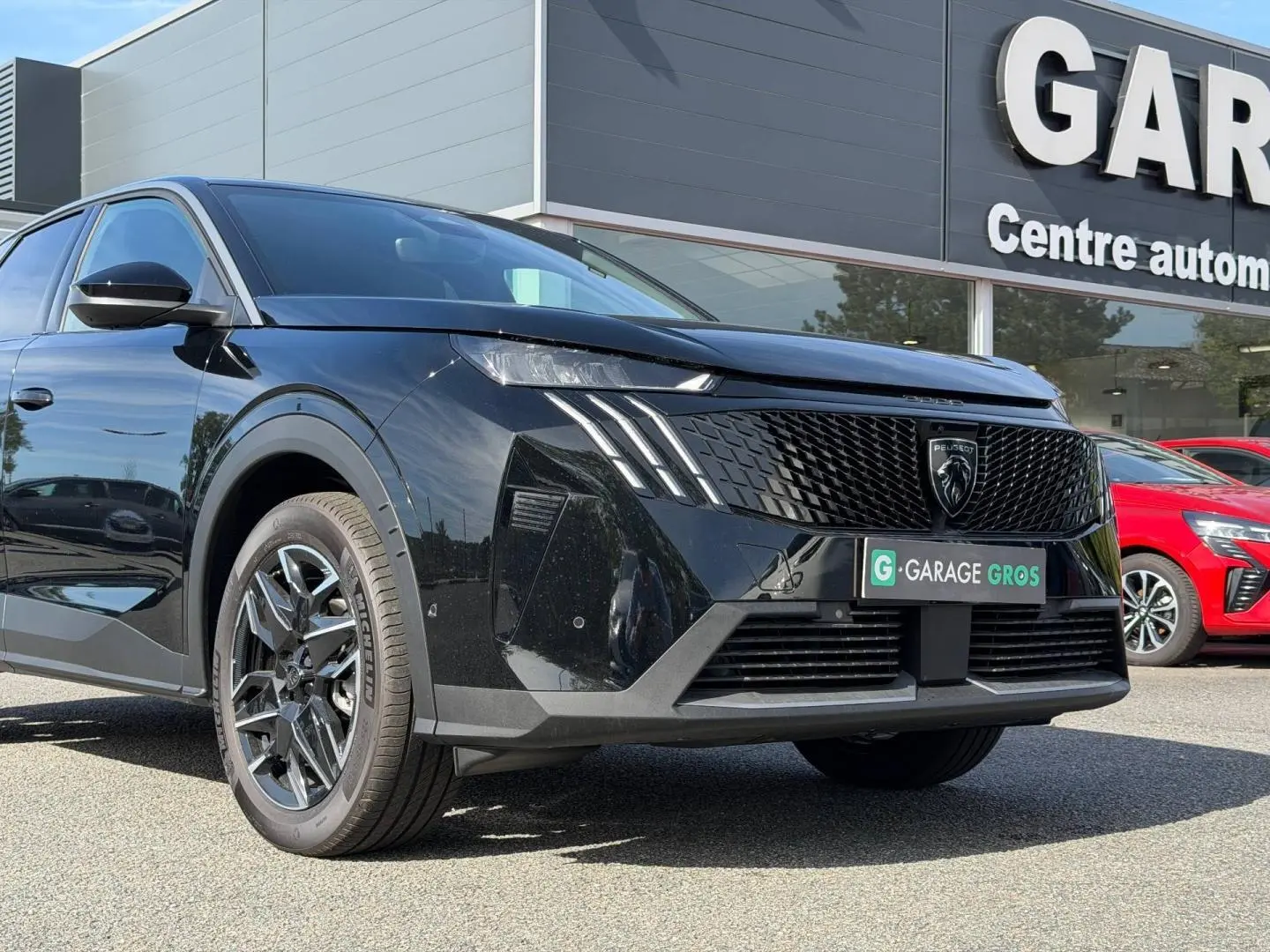 Vue 3/4 avant droit d'un Peugeot 3008 noir Perla Nera avec calandre noire et jantes alliage distinctives.
