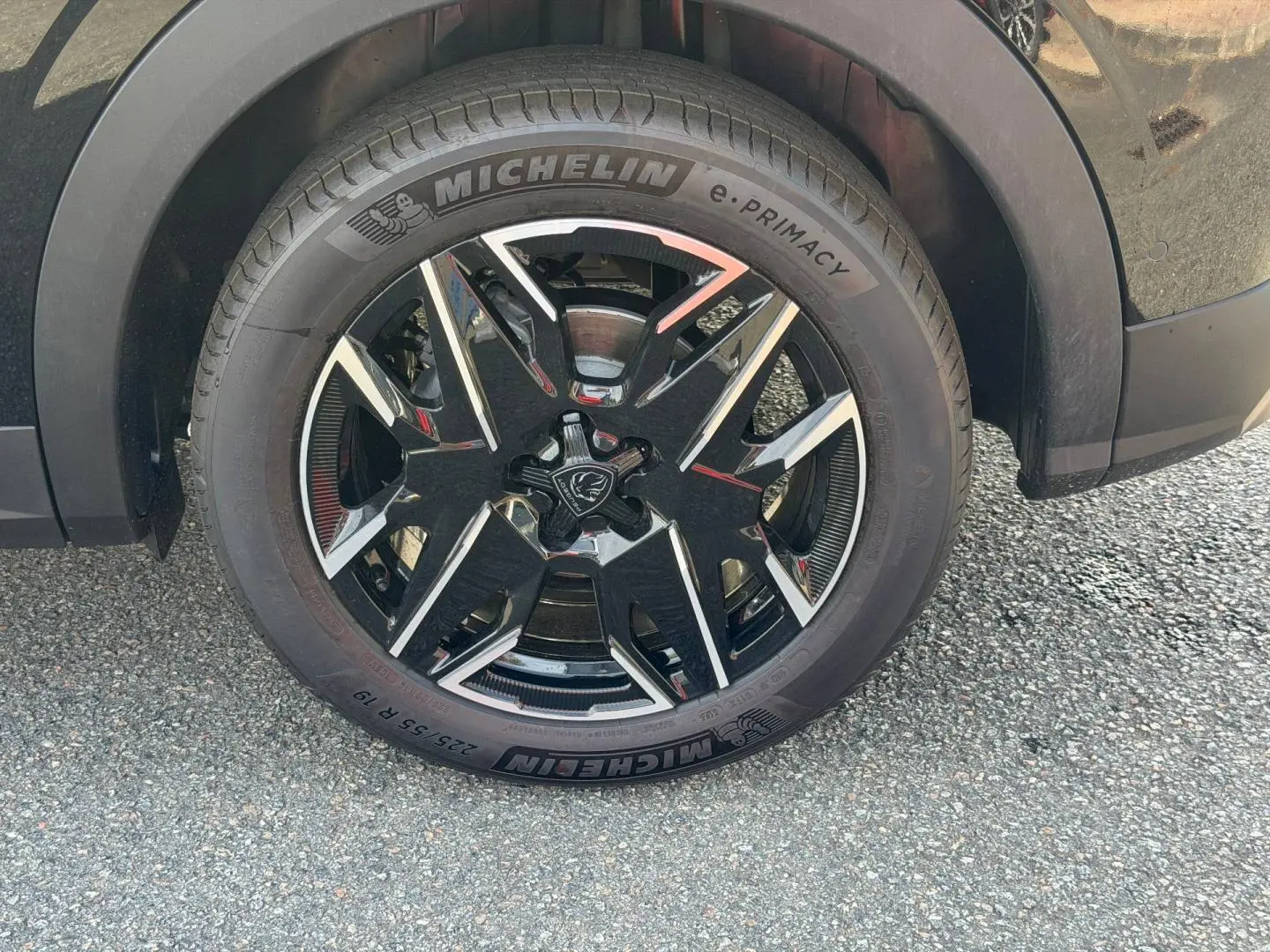 Gros plan sur la roue avant droite noire Perla Nera du Peugeot 3008 avec jante alu noire et détails chromés.
