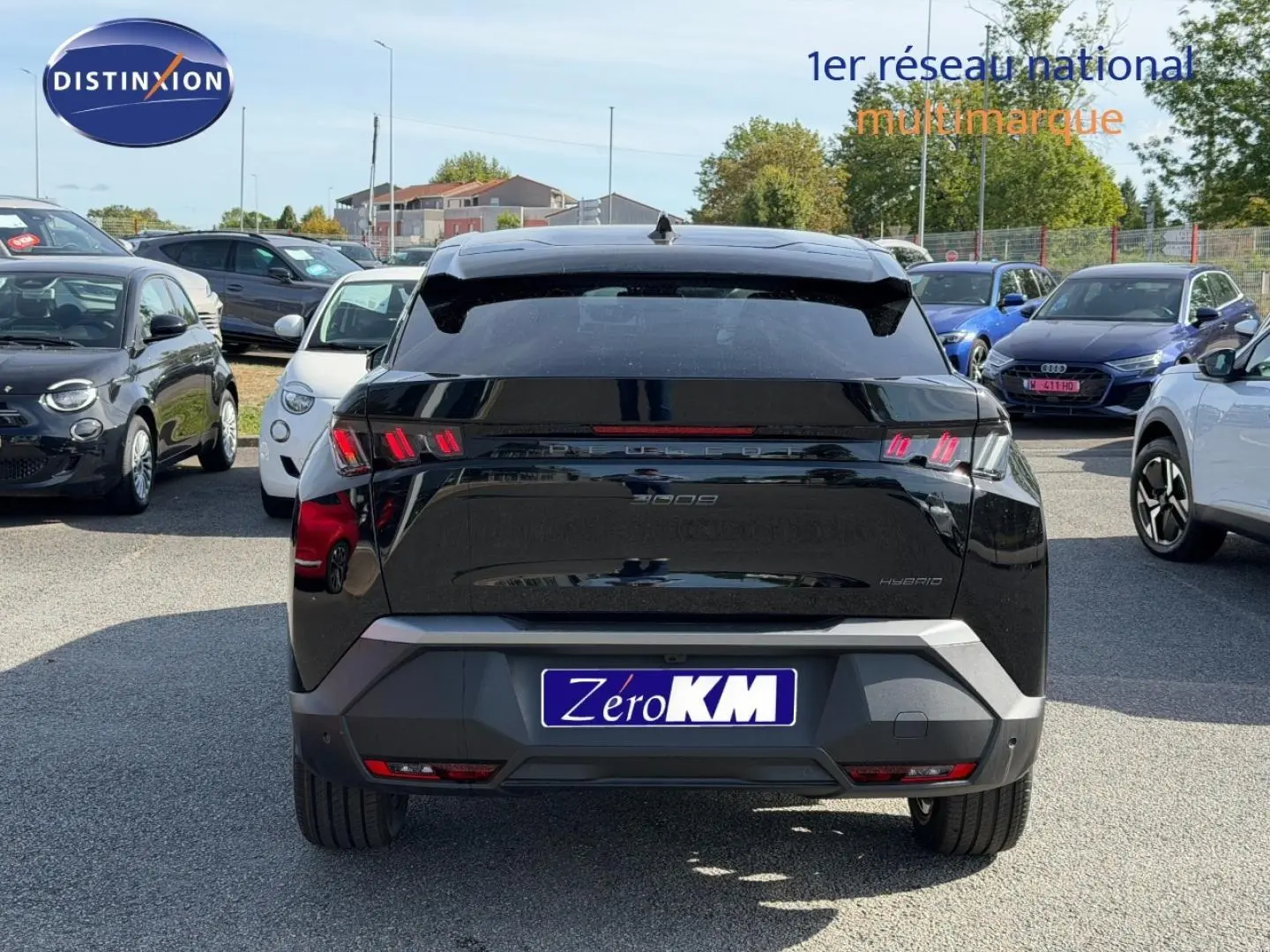 Vue arrière d’un Peugeot 3008 noir Perla Nera avec feux LED distinctifs et logo hybride visible.