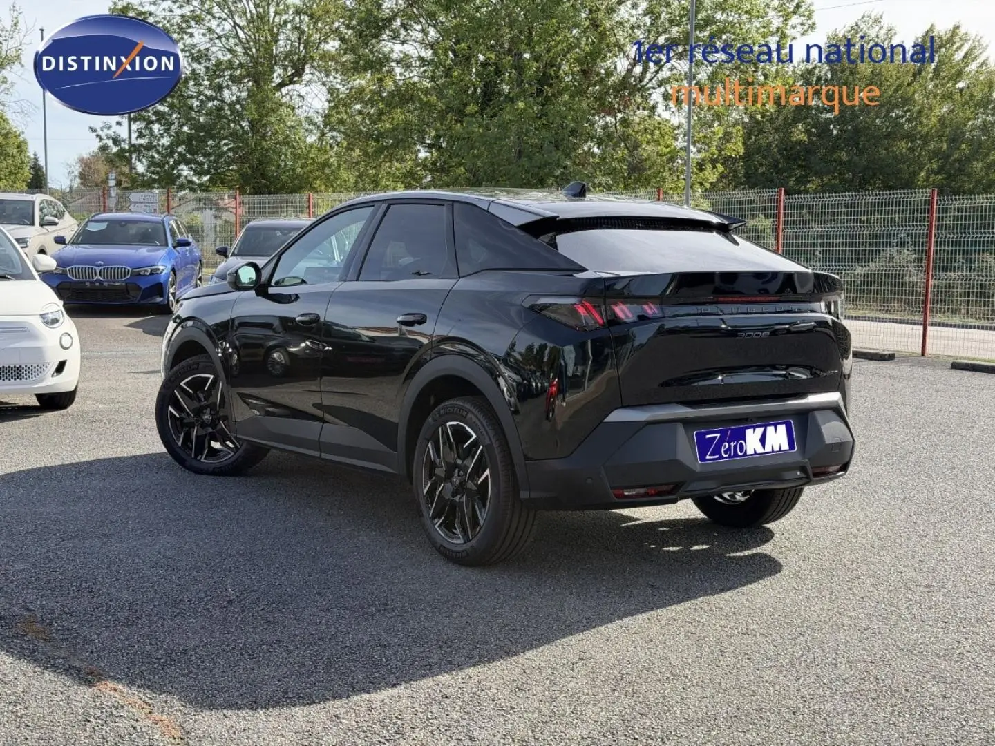 Peugeot 3008 noir Perla Nera vue 3/4 arrière droit, jantes alu noires et feux arrière LED distinctifs.