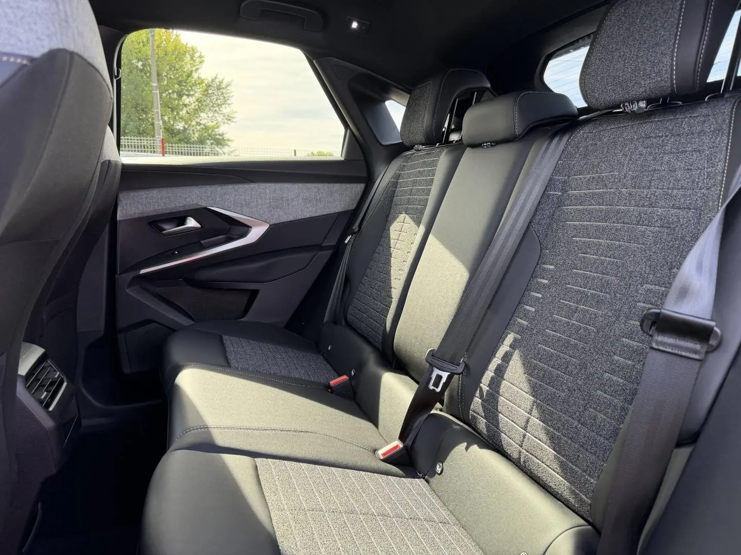 Vue latérale droite de la banquette arrière gris foncé et tissu CRISPY du Peugeot 3008 Hybrid 2026.