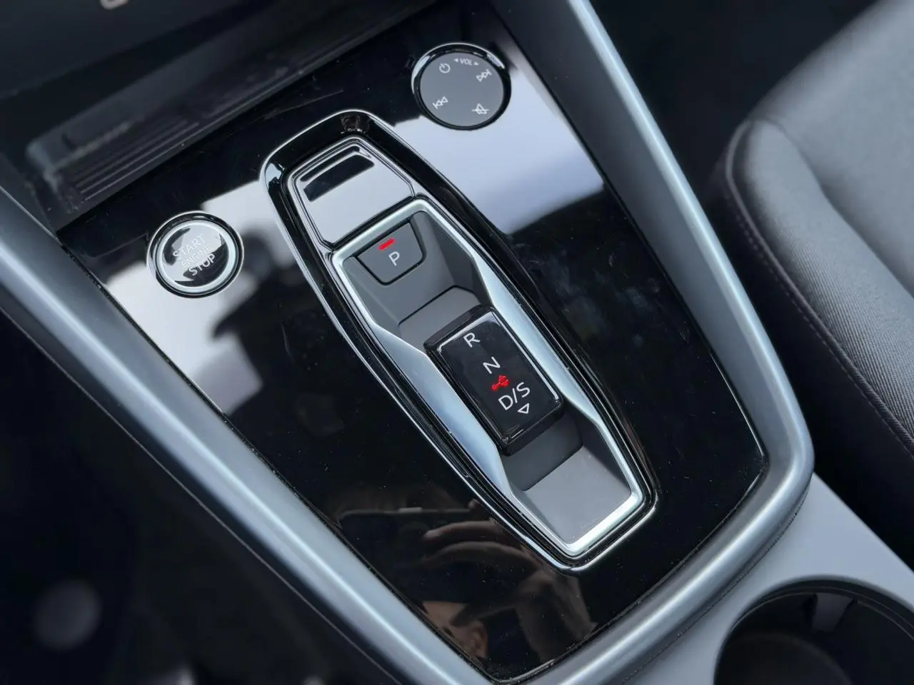 Le levier de vitesses automatique noir brillant de l'Audi A3 Sportback 2024 vu en gros plan intérieur.