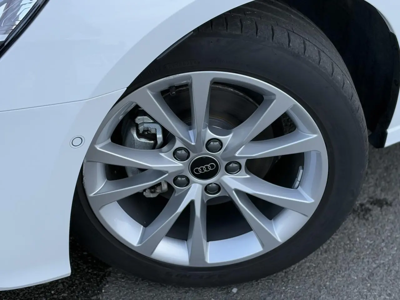 Gros plan sur la jante alliage 17 pouces argentée de l'Audi A3 Sportback Blanc Arkona côté avant droit.