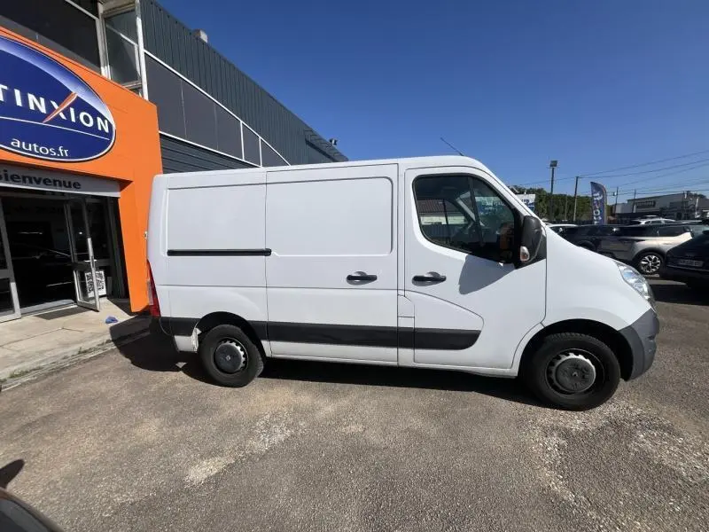 Profil droit d'un Renault Master blanc Glacier 2018 avec porte latérale coulissante et jantes tôlées noires.