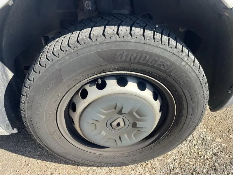 Gros plan sur la roue avant gauche du Renault Master blanc Glacier, avec jante tôlée et logo Renault central.