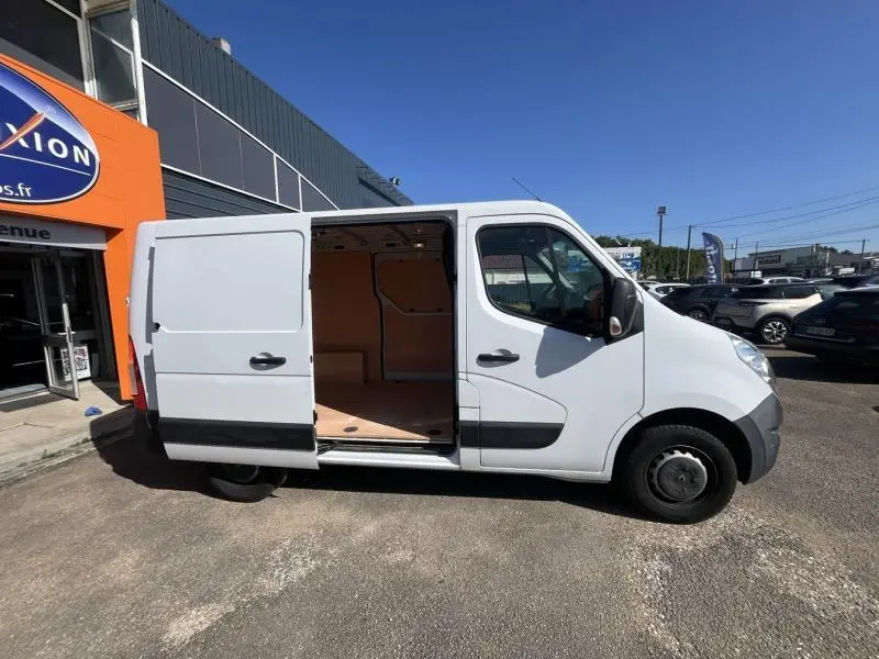 Renault Master blanc glacier vu de profil côté droit avec porte latérale coulissante ouverte montrant l'intérieur vide.