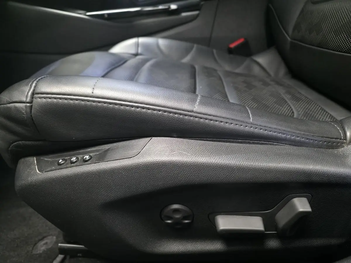 Gros plan sur le siège conducteur en cuir noir perforé chevron de la Citroën C5 X Hybrid Rechargeable 2023.