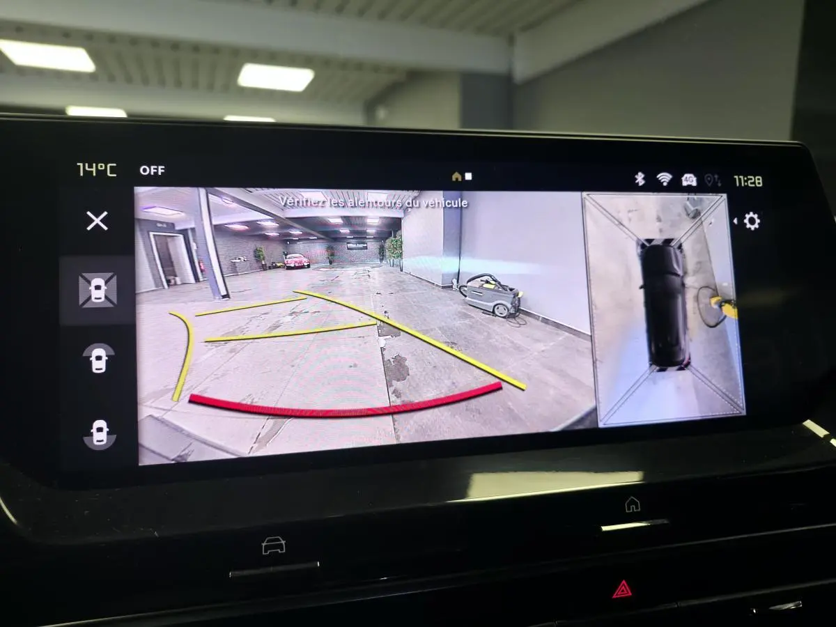 Affichage écran intérieur montrant la caméra de recul et vue 360° du Citroën C5 X gris en stationnement dans un garage.
