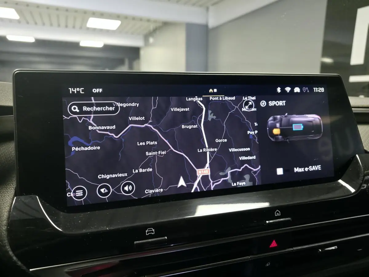 Écran tactile central du tableau de bord du Citroën C5 X Hybrid Rechargeable 2023 affichant la navigation et le mode sport.