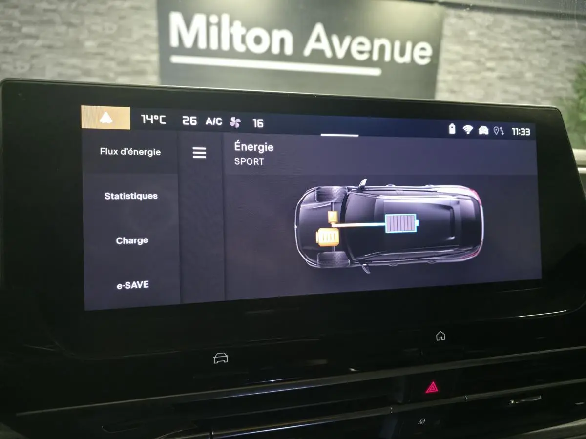 Écran central affichant le flux d'énergie en mode Sport d'une Citroën C5 X hybride rechargeable, vue intérieure.