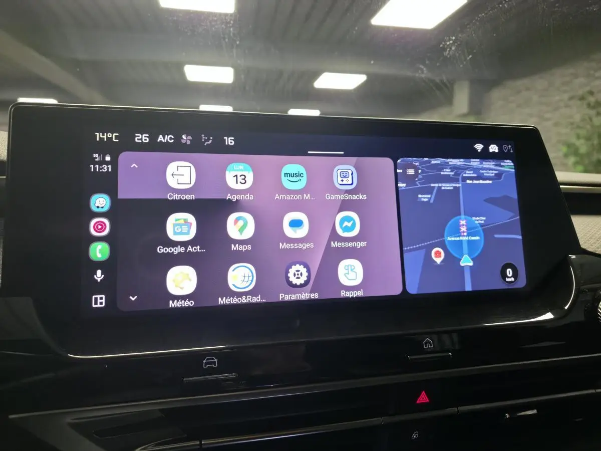 Écran tactile central du tableau de bord du Citroën C5 X 2023, affichant navigation et applications connectées.