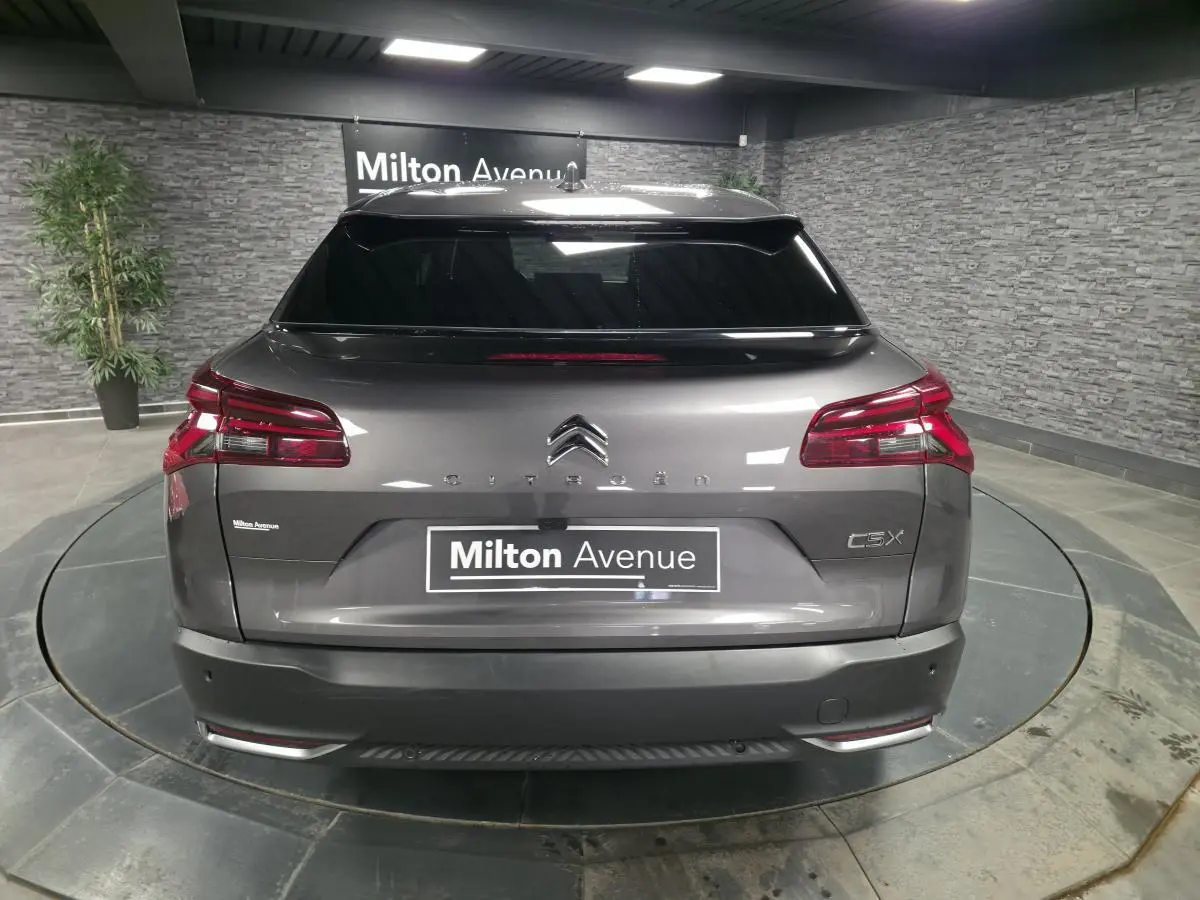 Vue arrière d'une Citroën C5 X gris métallisé 2023 avec feux LED et logo distinctif au centre du hayon.