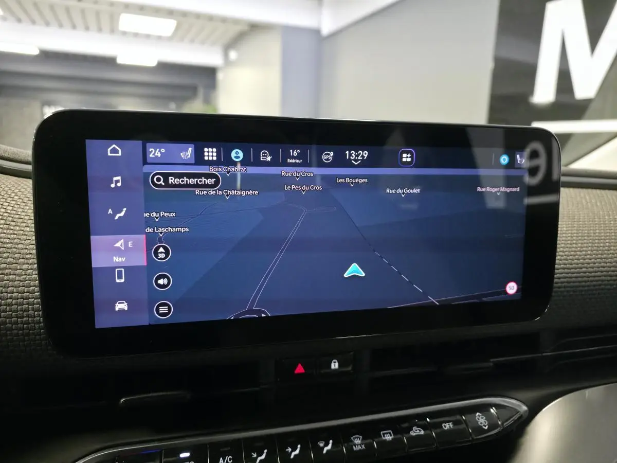 Écran tactile central affichant la navigation GPS dans l'habitacle d'une Fiat 500 Cabriolet électrique gris foncé.