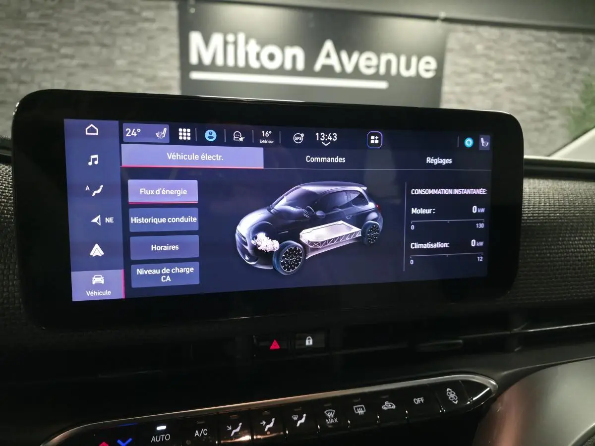 Écran tactile intérieur montrant l'interface énergie d'une Fiat 500 Cabriolet électrique gris foncé, tableau de bord moderne.