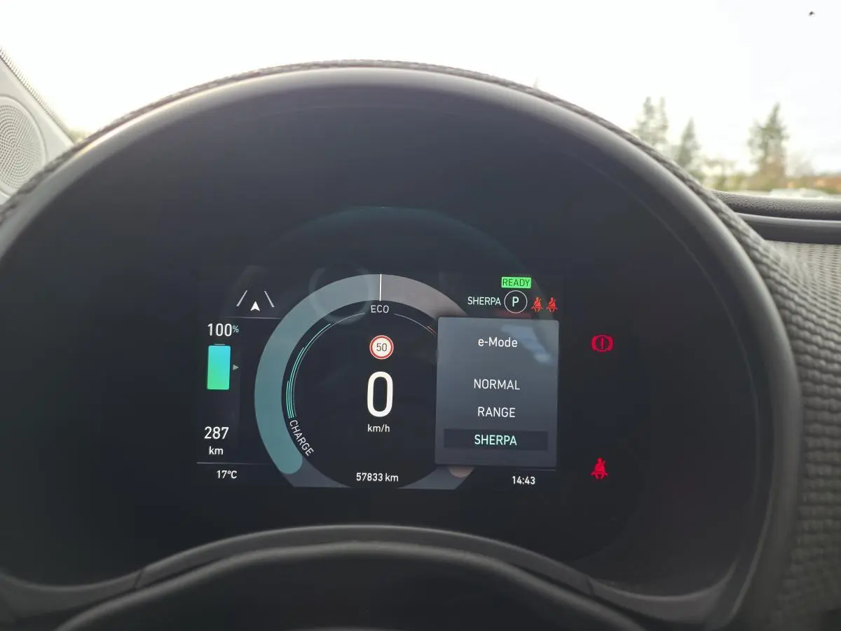 Tableau de bord numérique de la Fiat 500 Cabriolet électrique, affichant mode SHERPA et autonomie à 287 km.