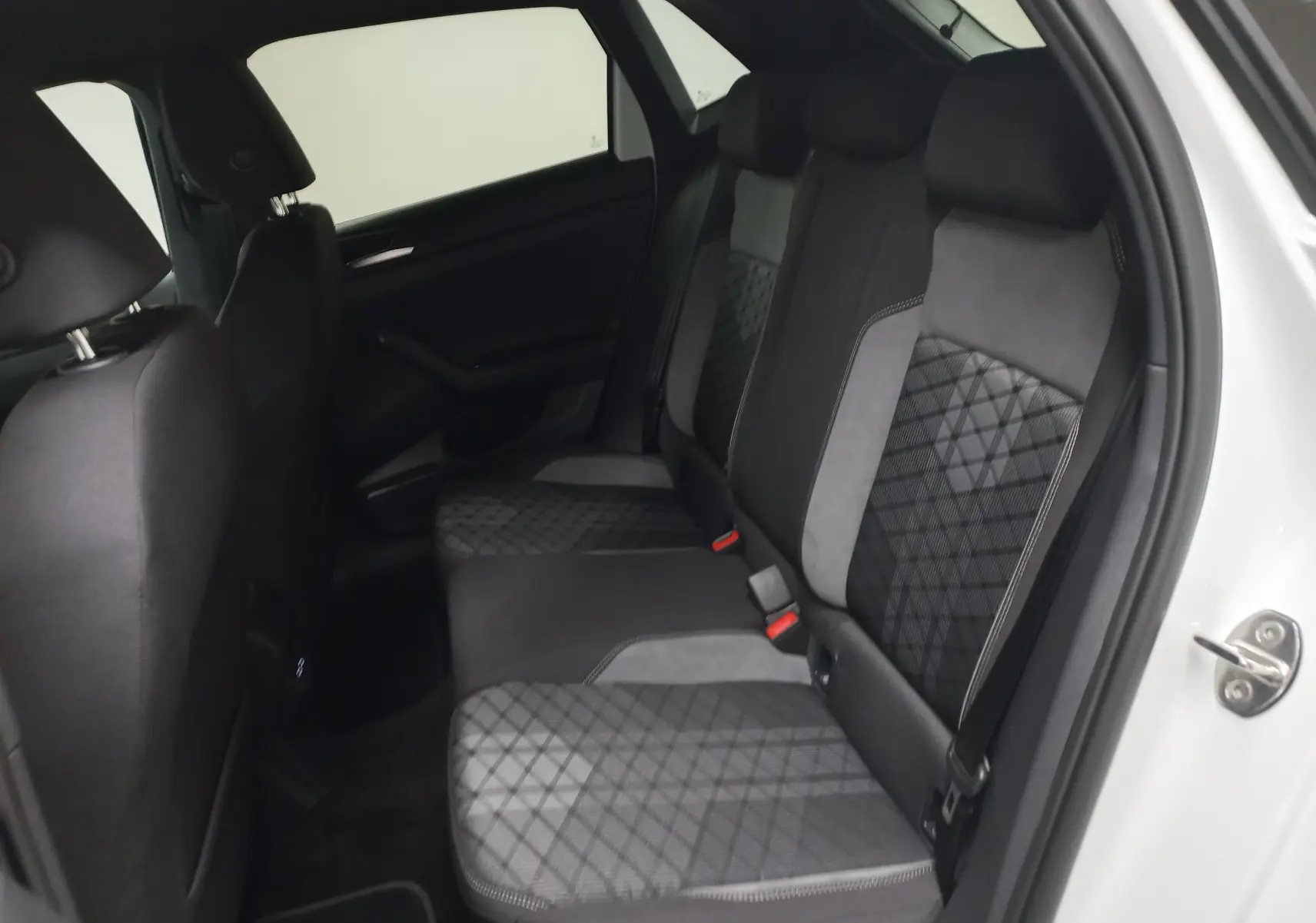 Vue intérieure côté droit des sièges arrière en tissu gris à motifs sur une Volkswagen Polo Blanc Pur 2025.