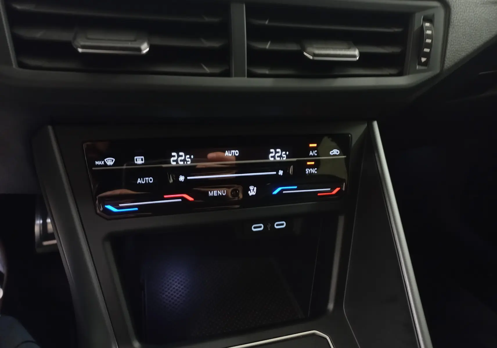 Tableau de bord intérieur de Volkswagen Polo 2025, vue centrée sur la commande de climatisation digitale avec affichage température.