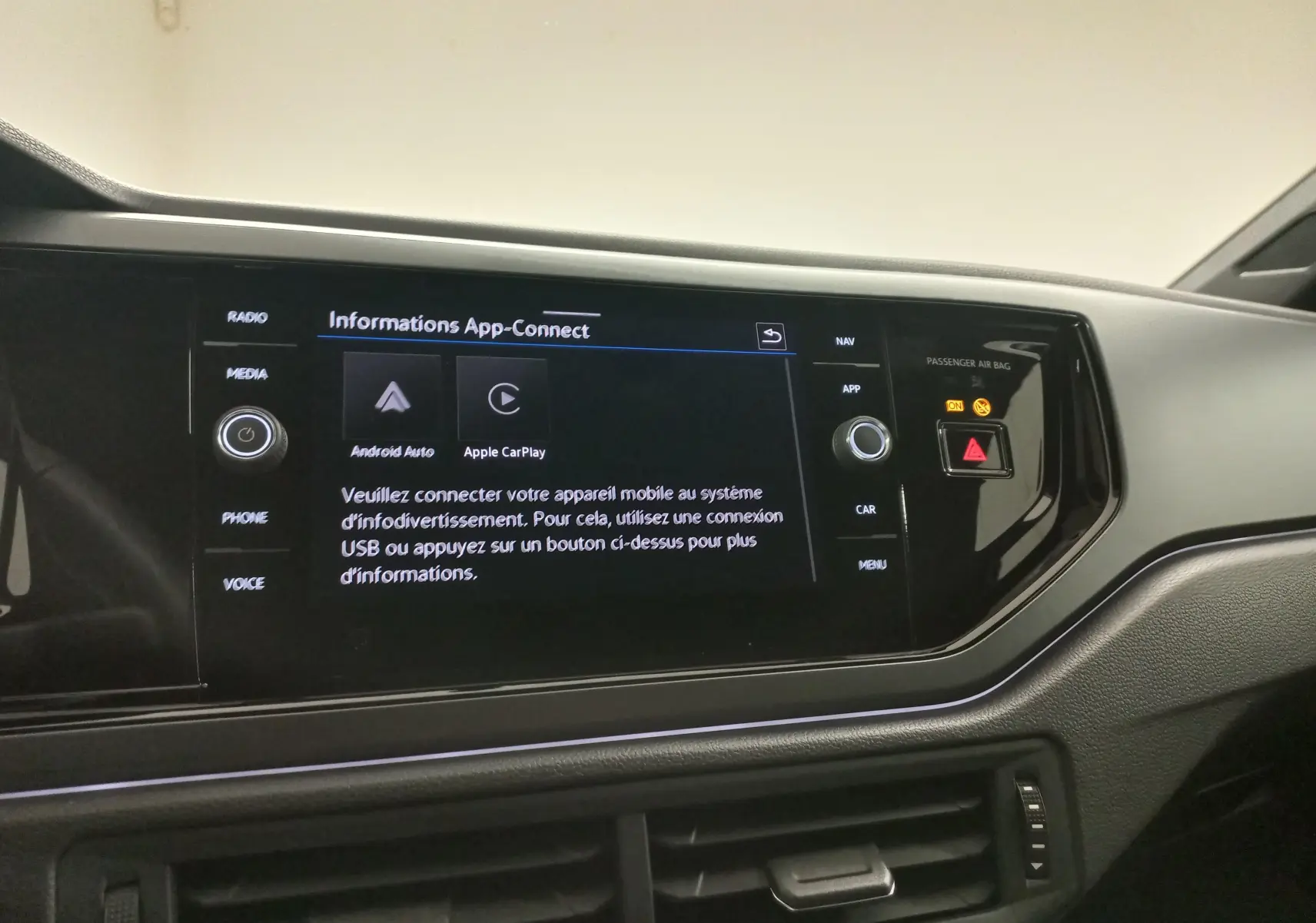 Écran tactile central de la Volkswagen Polo 2025 affichant les options Android Auto et Apple CarPlay.