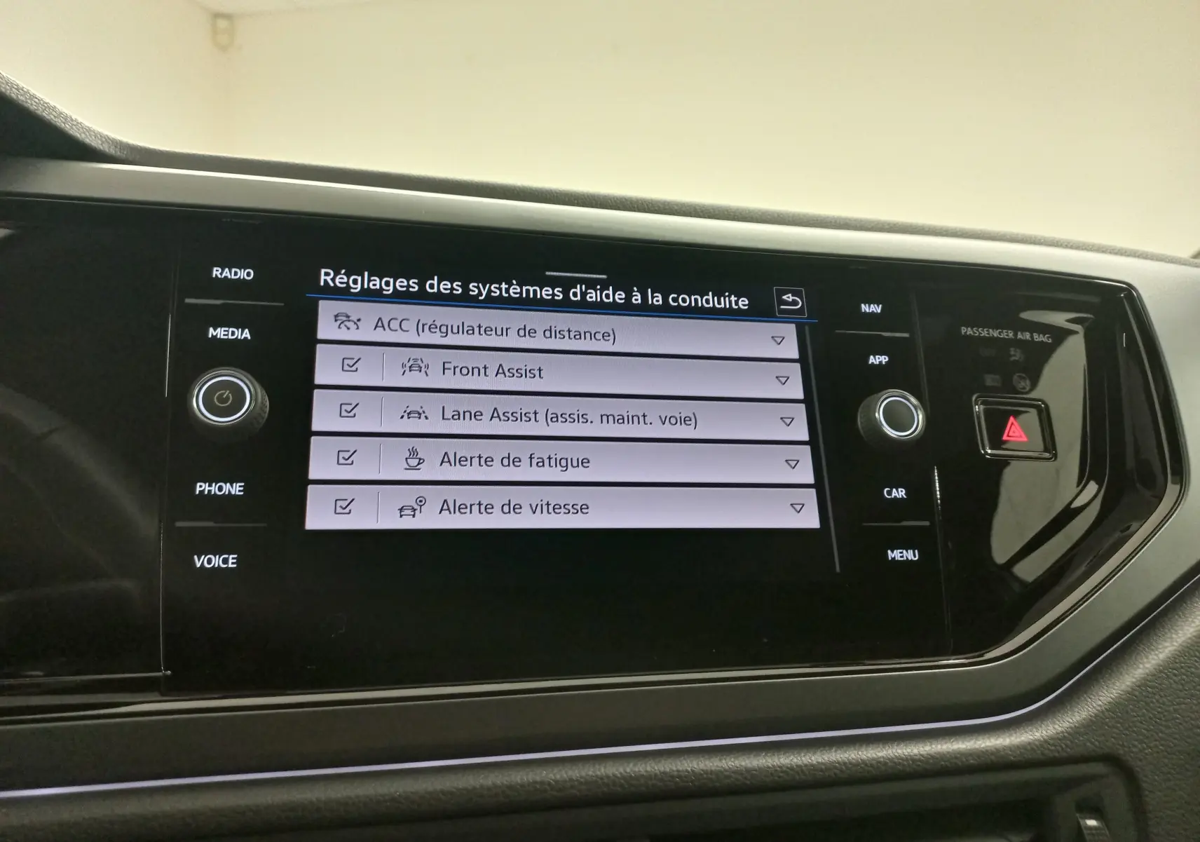 Écran central tactile de la Volkswagen Polo 2025 affichant les réglages des aides à la conduite.