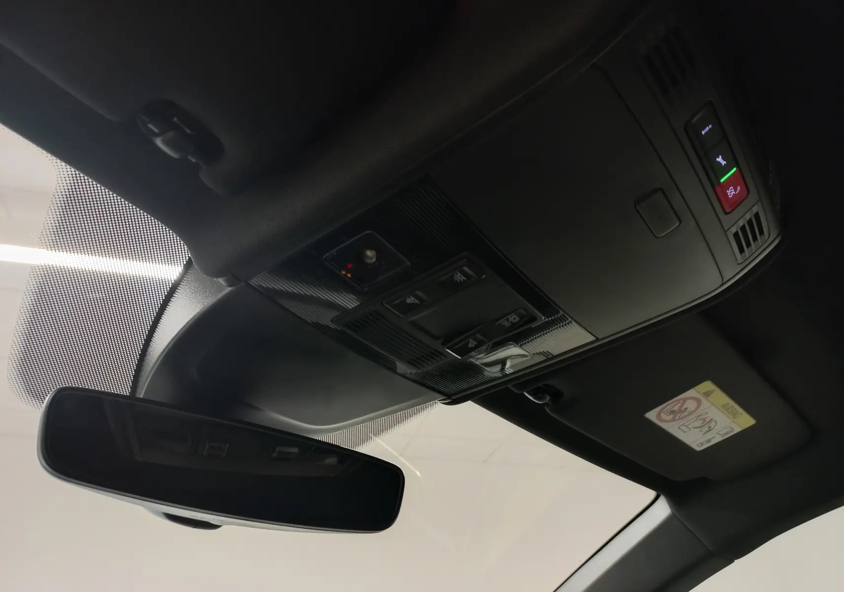 Vue intérieure du plafonnier et du rétroviseur intérieur d’une Volkswagen Polo blanche, version R-Line 2025.