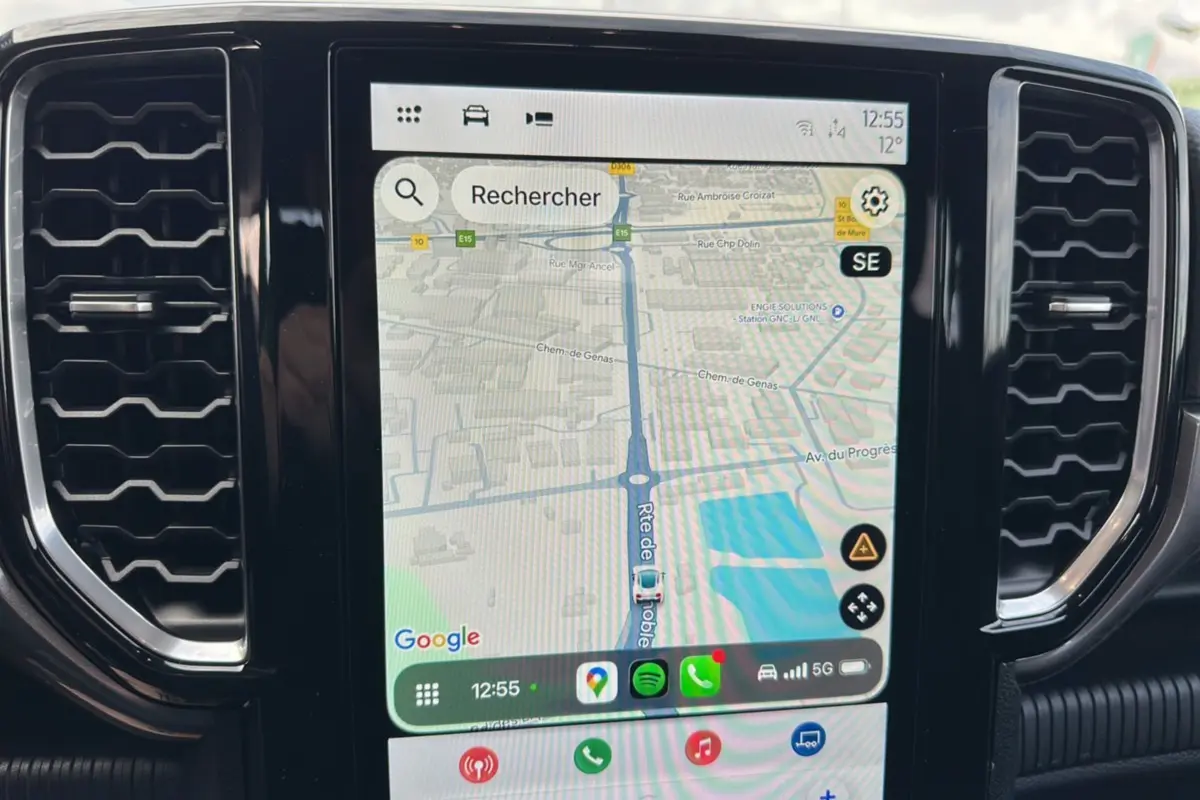 Écran tactile central du Ford Ranger gris iconic 2026 affichant la navigation GPS avec interface Android Auto.