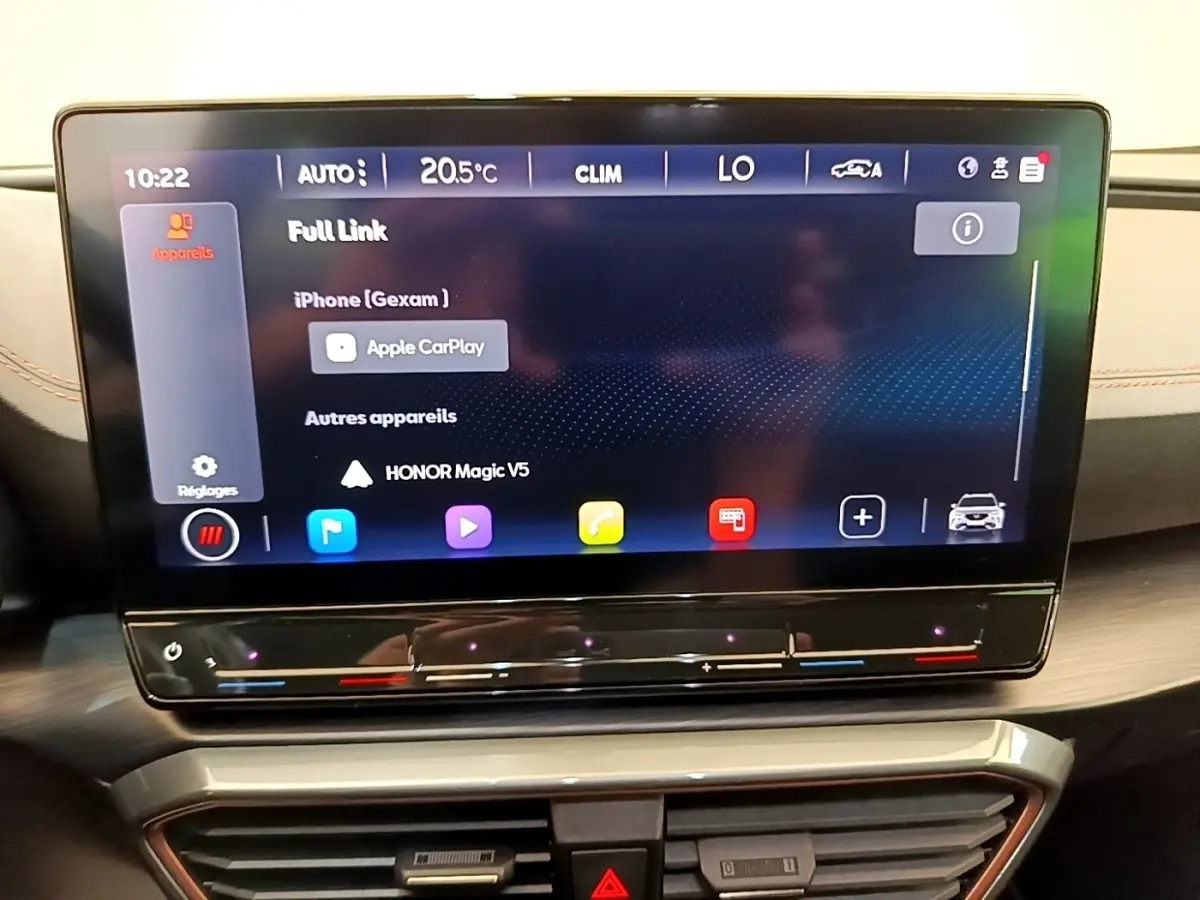 Écran tactile central affichant la connectivité Apple CarPlay dans l'habitacle du CUPRA Formentor gris foncé.