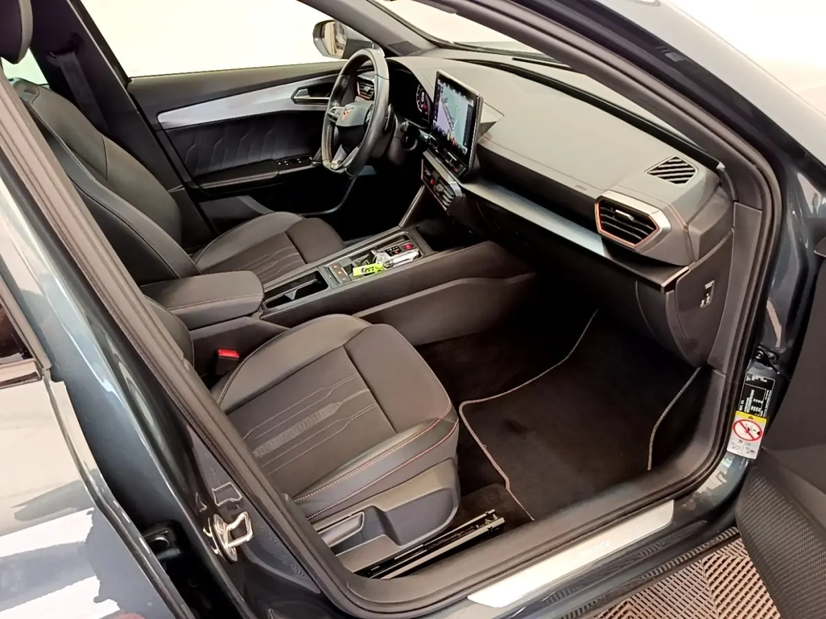 Vue intérieure côté conducteur du CUPRA Formentor gris foncé 2022, avec sièges cuir et écran tactile central.