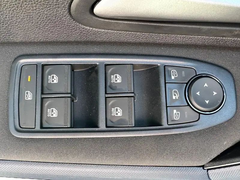 Panneau de commandes des vitres et rétroviseurs côté conducteur du Dacia Bigster 2025, intérieur noir.