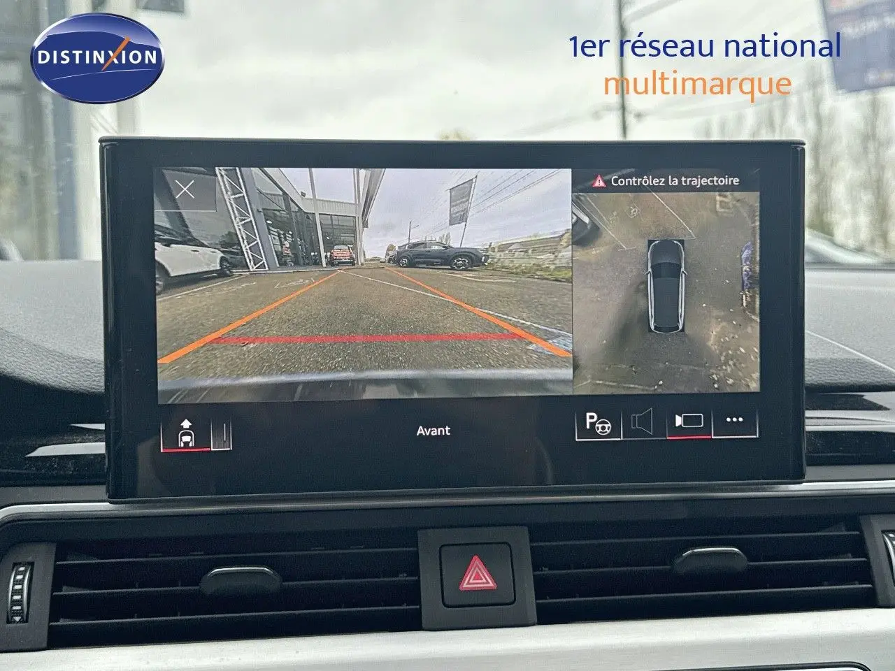 Écran central affichant la caméra de recul et vue 360° de l'Audi A4 Avant gris Daytona, intérieur moderne et épuré.