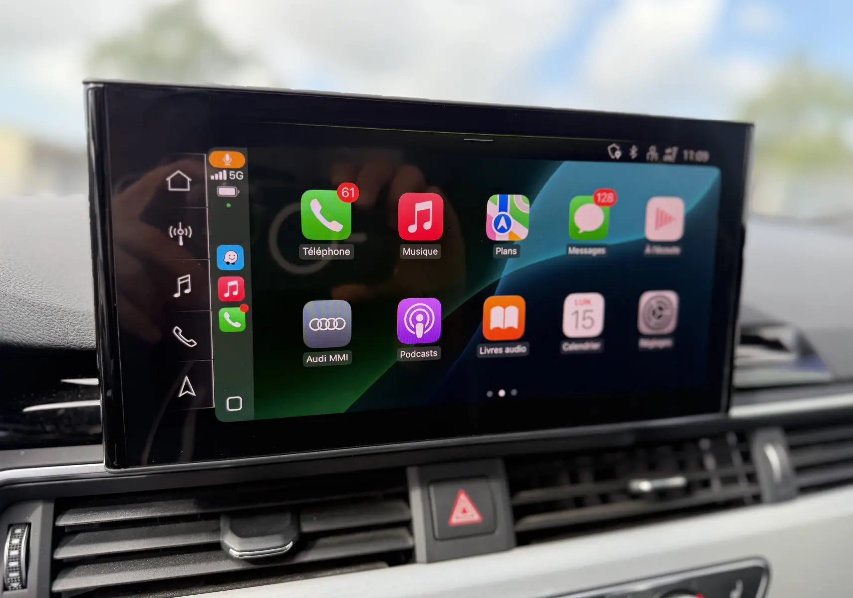 Écran tactile central de l'Audi A4 Avant 35 TDI 2023 affichant l'interface Apple CarPlay avec plusieurs applications.