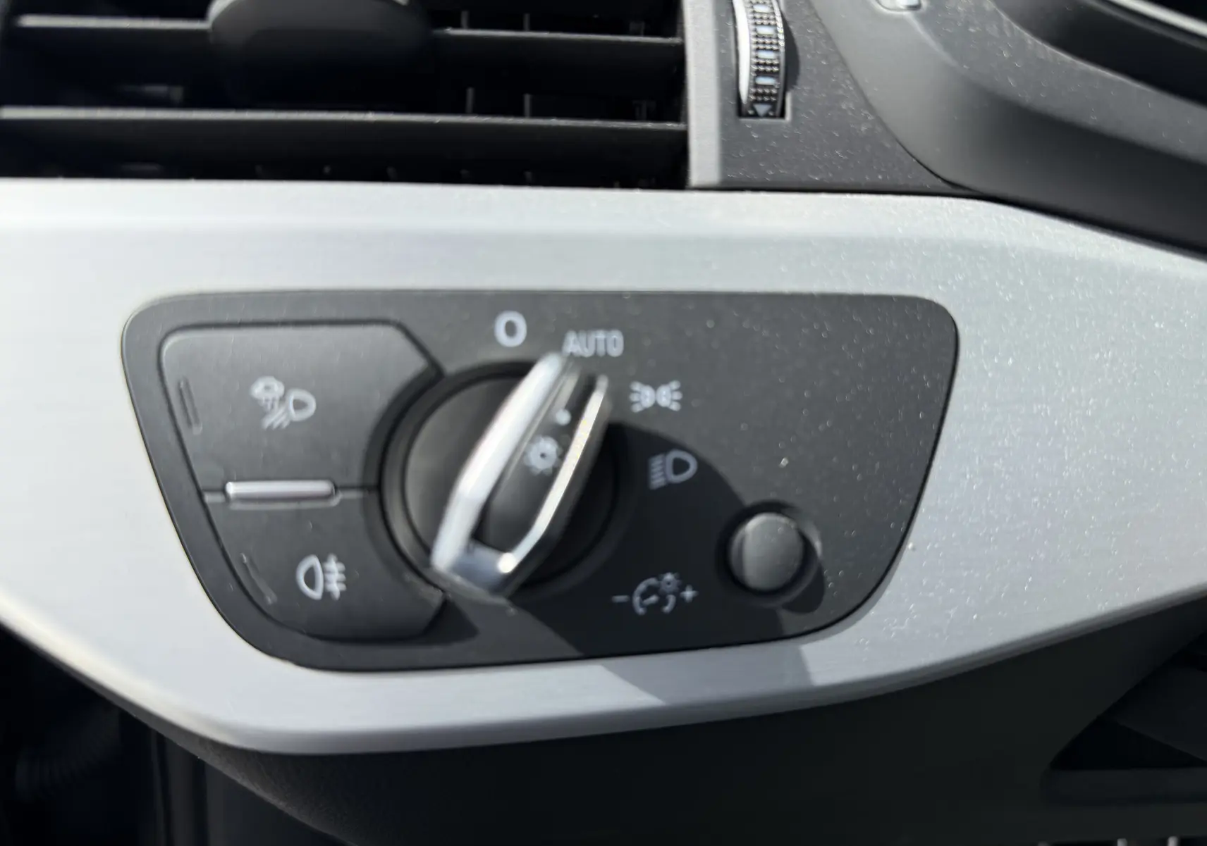 Commande des phares en gros plan sur tableau de bord gris clair de l'Audi A4 Avant 35 TDI S-Line 2023