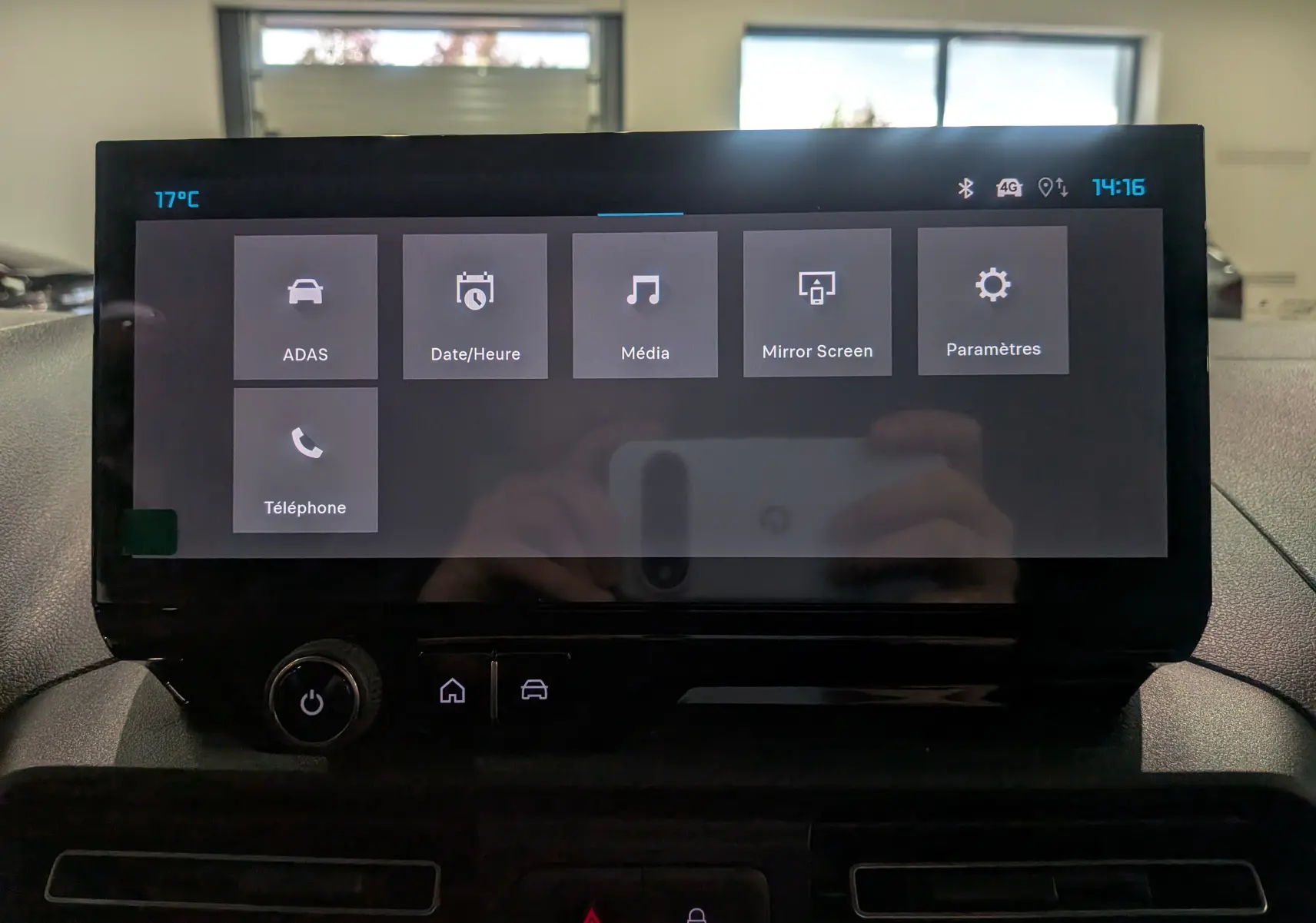 Écran tactile central du tableau de bord du Citroën Berlingo 2025, affichant les menus ADAS, Média et Paramètres.