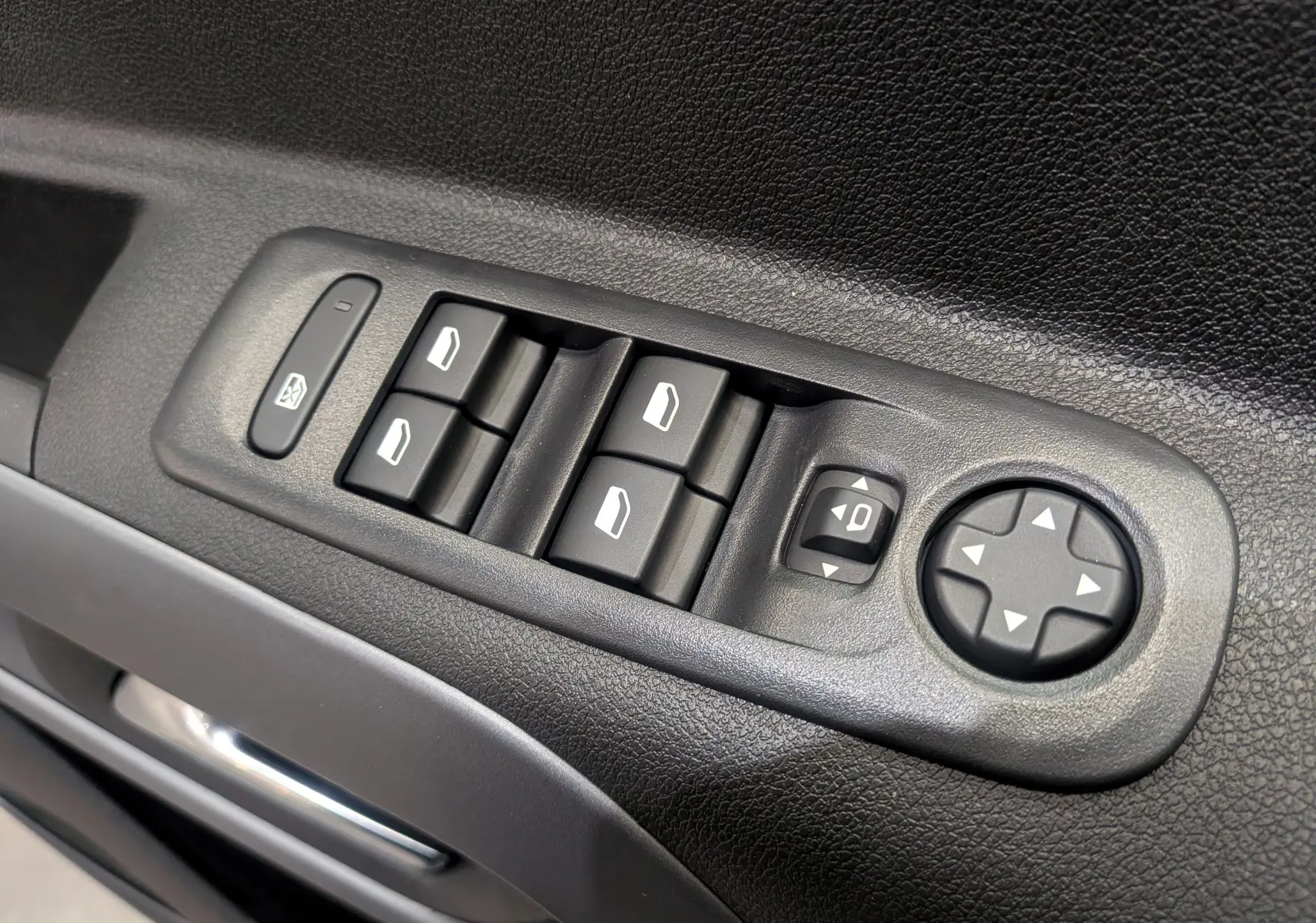 Panneau de commandes des vitres et rétroviseurs côté gauche intérieur du Citroën Berlingo Blanc Glacier 2025.