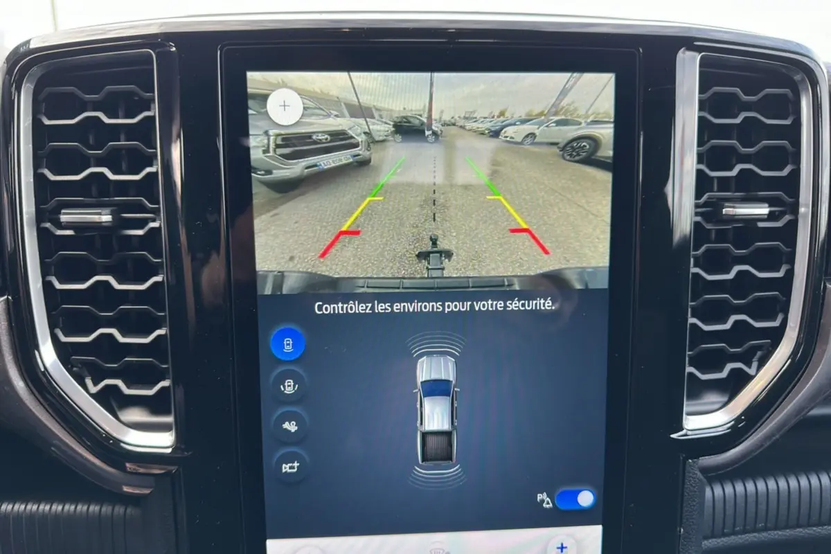 Écran central du Ford Ranger gris iconic 2026 montrant la caméra de recul avec guidage et capteurs de proximité.