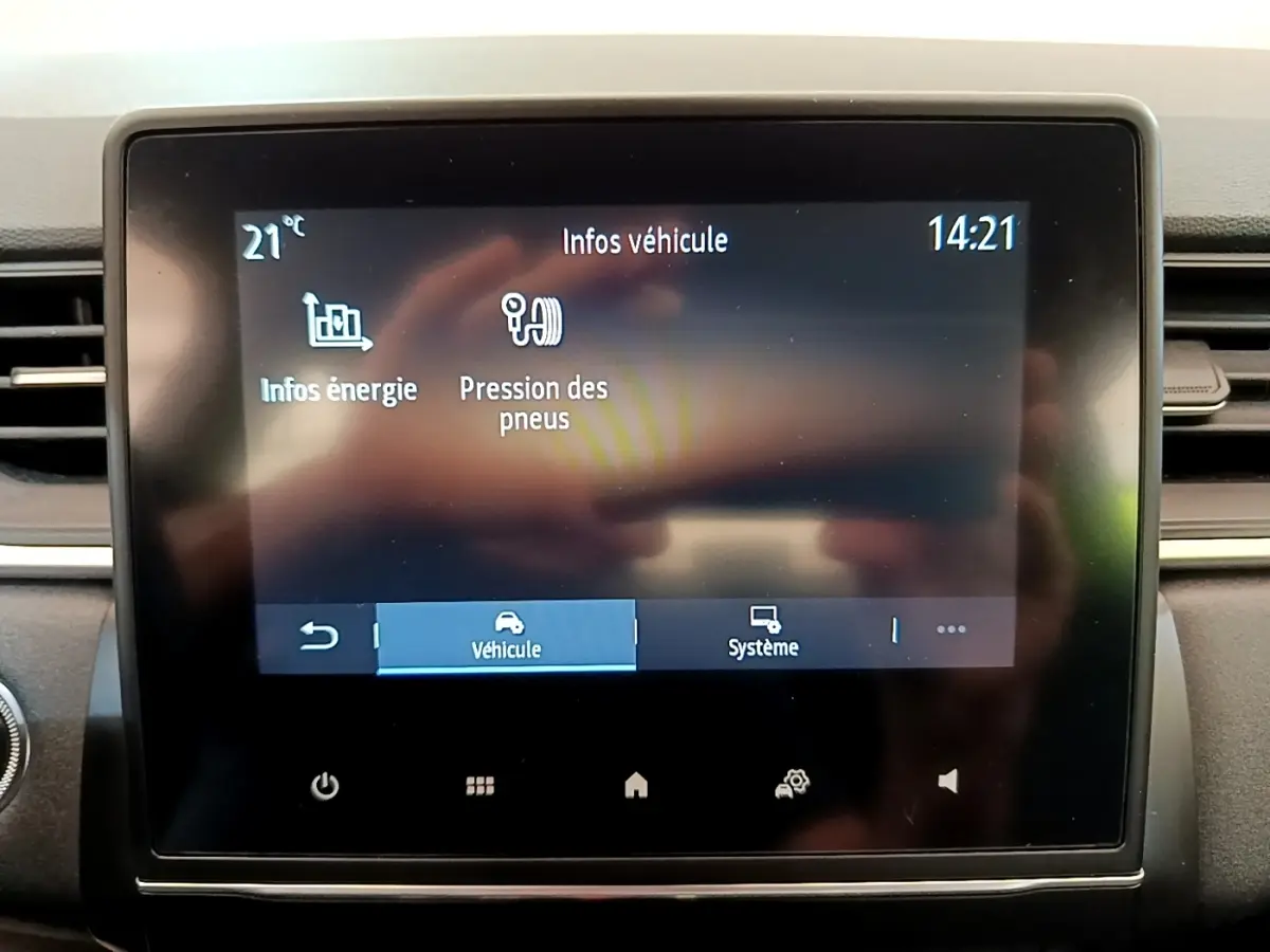 Écran tactile central du tableau de bord du Renault Captur Zen E-Tech gris foncé affichant infos véhicule et pression pneus.