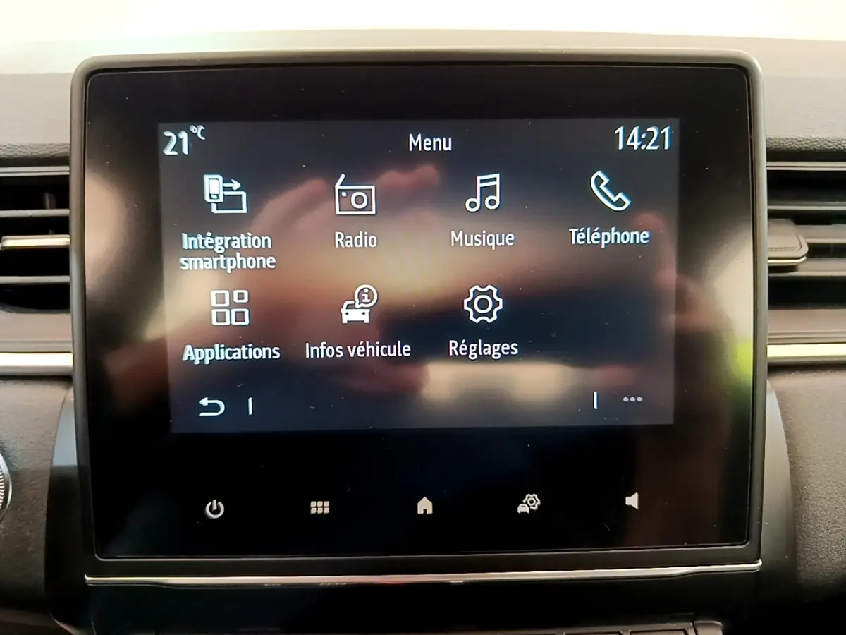 Écran tactile central du tableau de bord du Renault Captur gris foncé, affichant le menu principal connecté.