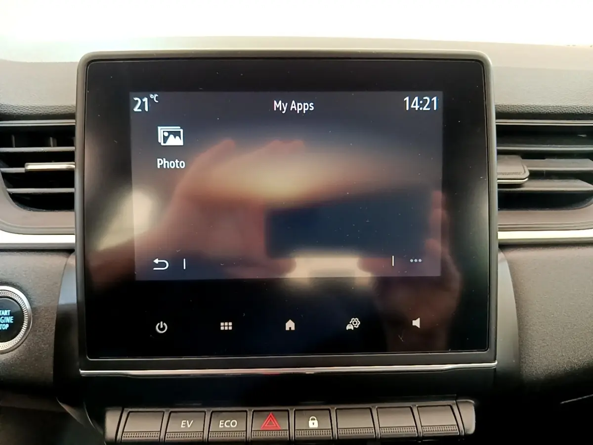 Écran tactile central 17,8 cm du Renault Captur Zen E-Tech hybride 2022, vue frontale du tableau de bord noir.