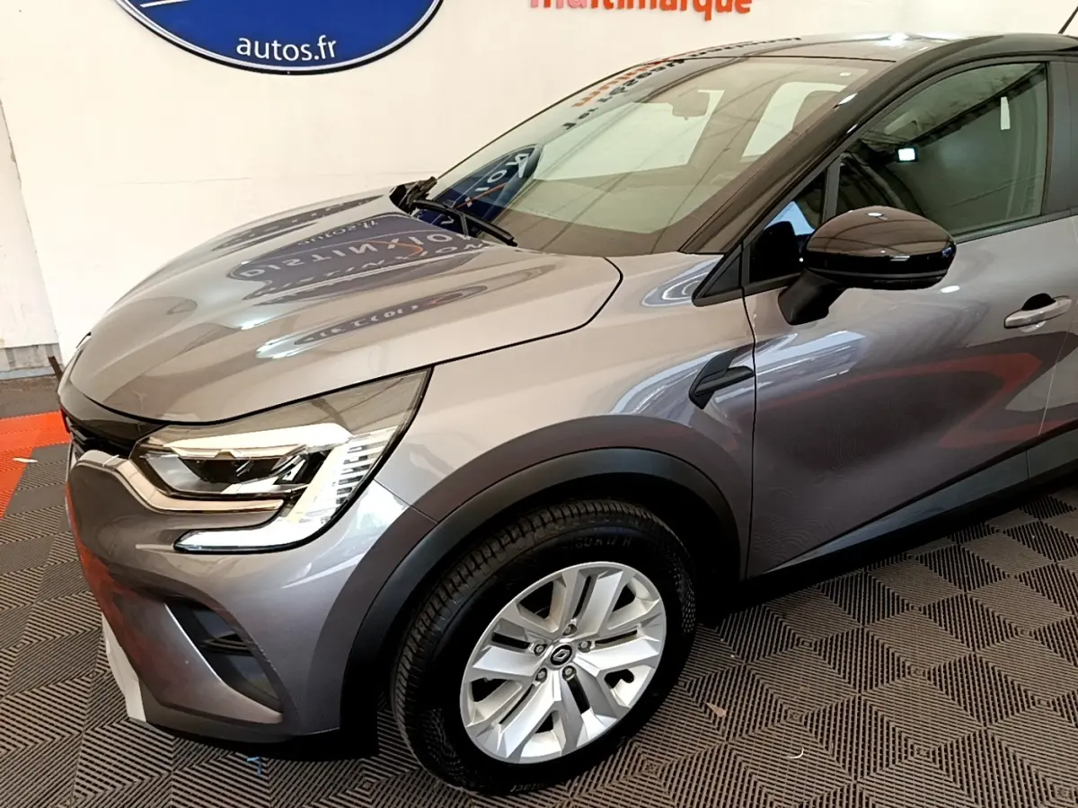 Renault Captur Zen E-Tech hybride gris foncé vu de 3/4 avant droit, avec phares LED et jantes alliage visibles.