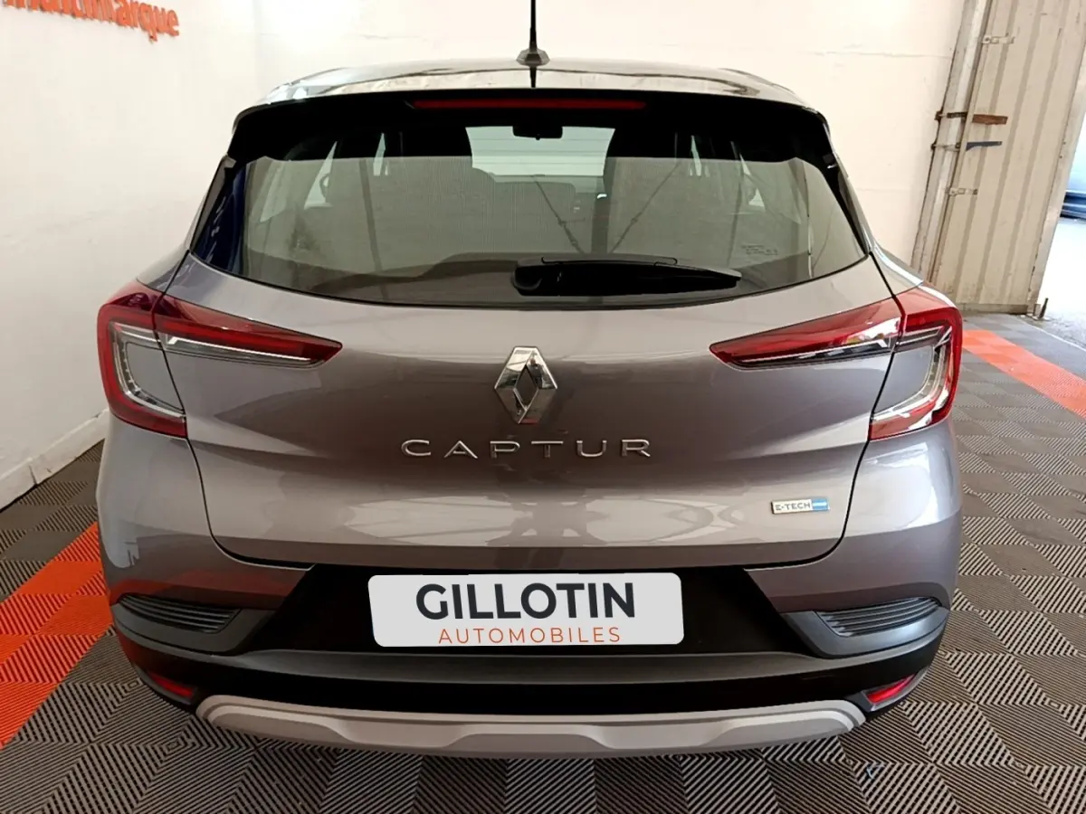Vue arrière d’un Renault Captur gris foncé E-Tech hybride 2022 avec feux LED et logo central visible.