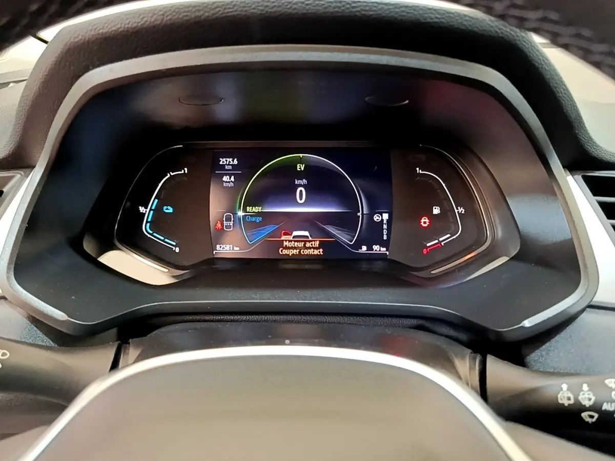 Vue rapprochée du combiné d'instruments numérique du Renault Captur Zen E-Tech hybride 2022, affichage multifonctions allumé.
