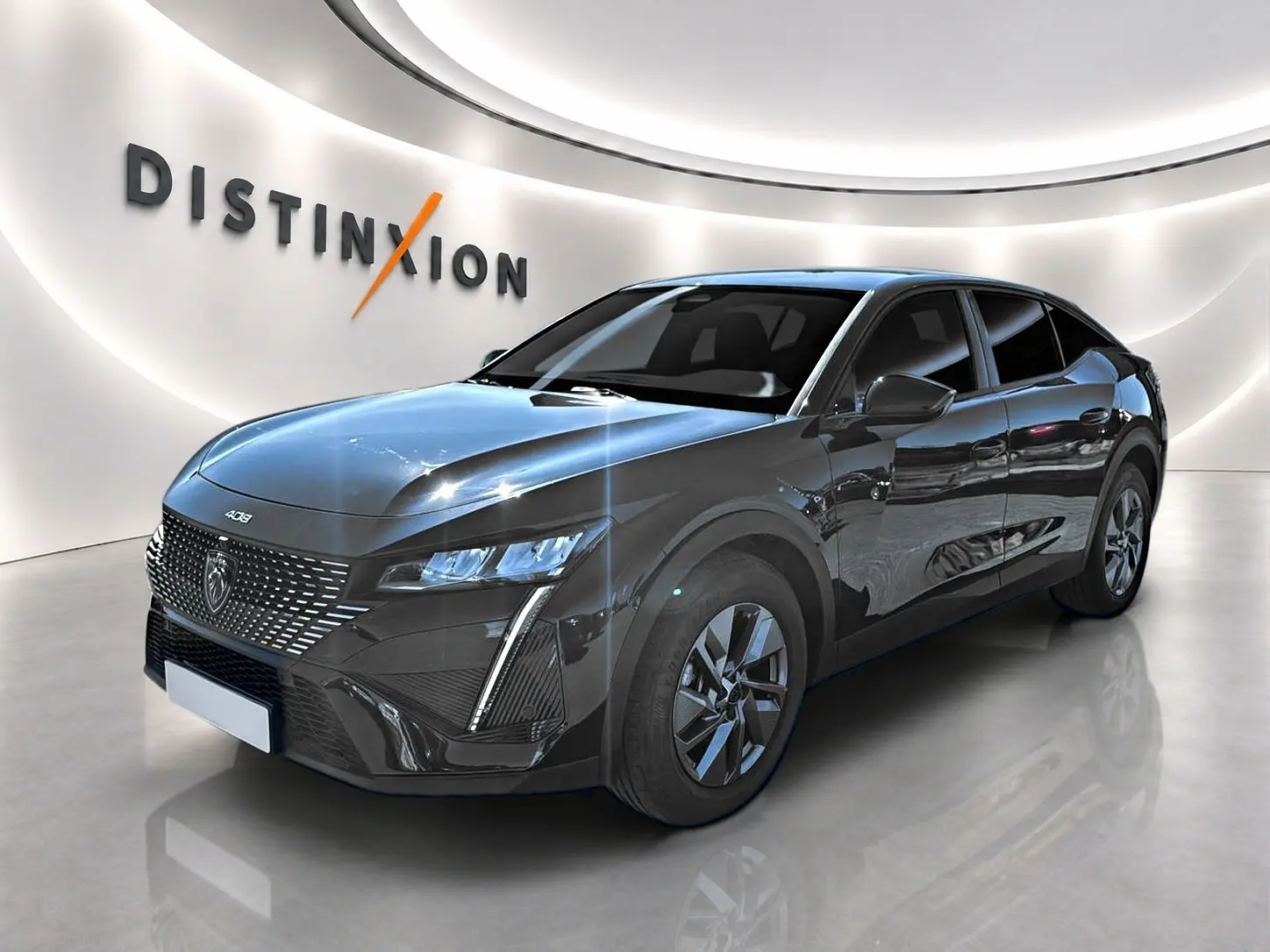 Peugeot 408 Hybrid 145 allure noir vue 3/4 avant avec phares LED et calandre distinctive en showroom.
